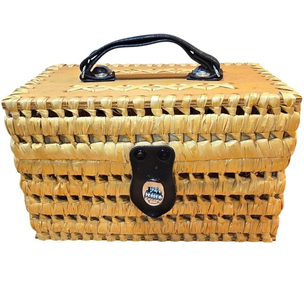 RARE! Vintage Wicker Woven Make-up Cosmetic Case Excellent Condition!